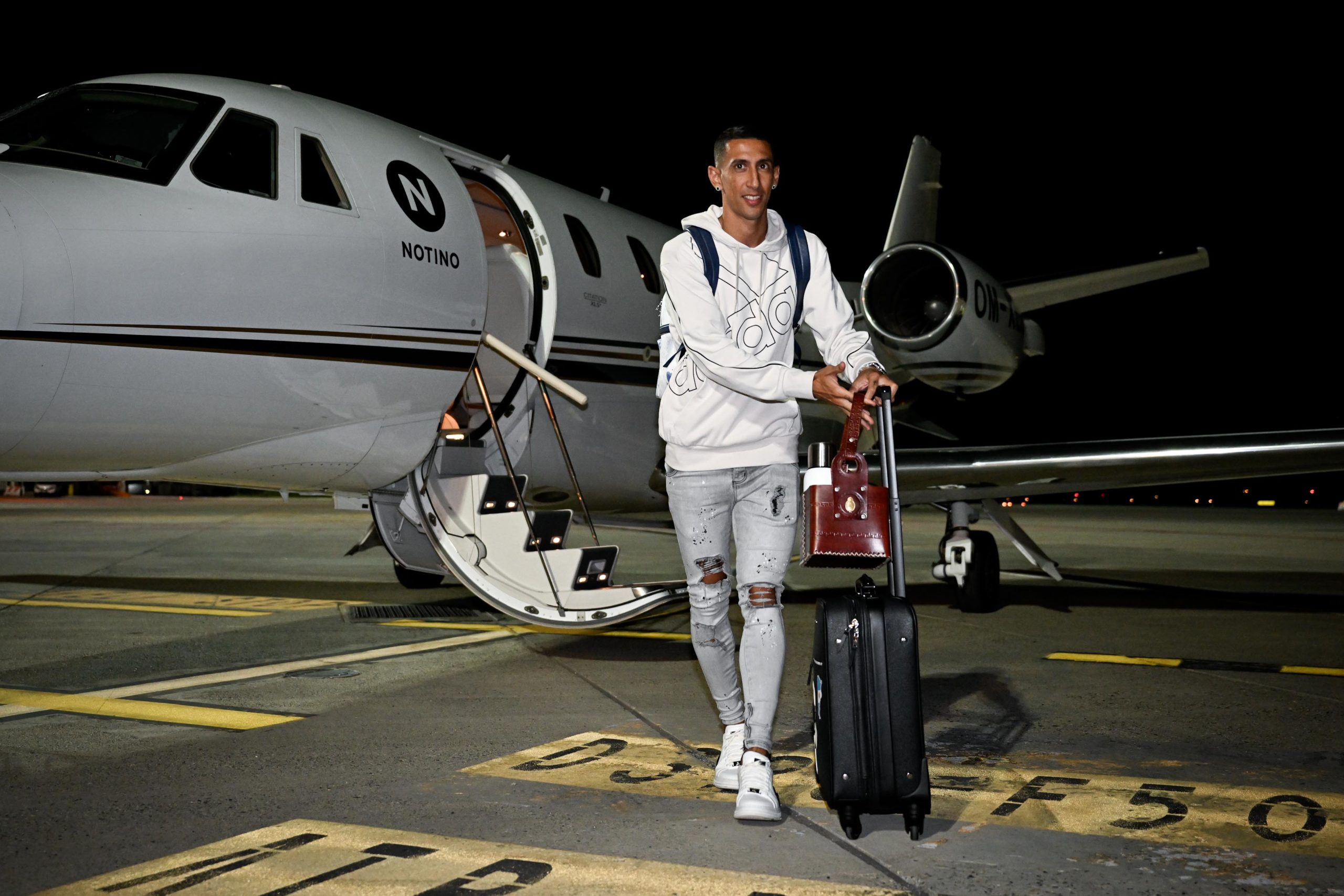El avión de Ángel Di Maria llegó al Aeropuerto en medio de rumores por su regreso a Central: ¿Está en Funes?